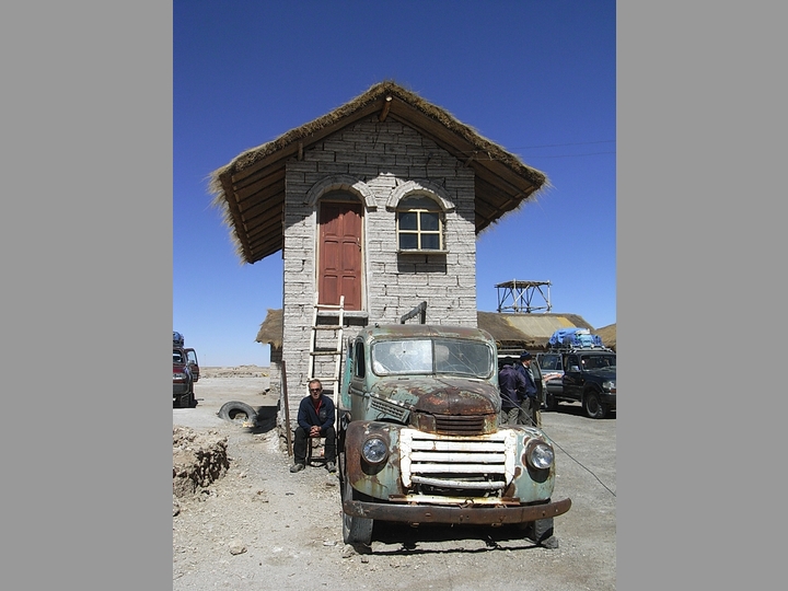 Haus aus Salzbloecken im Salar de Uyuni - Bolivien